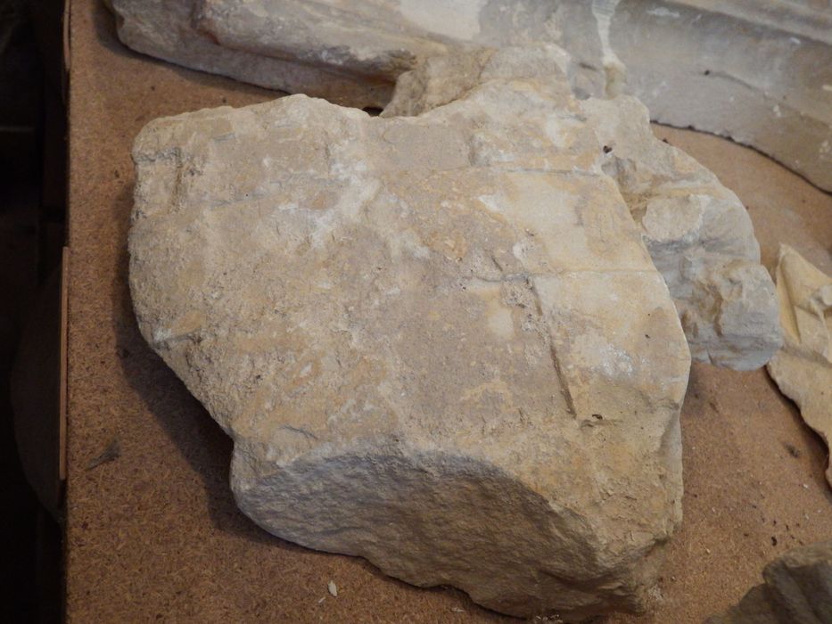 fragment sculpté à décor d'écu et de feuilles (n°371) - © Ministère de la Culture (France), Conservation des antiquités et des objets d’art de l'Yonne – Tous droits réservés