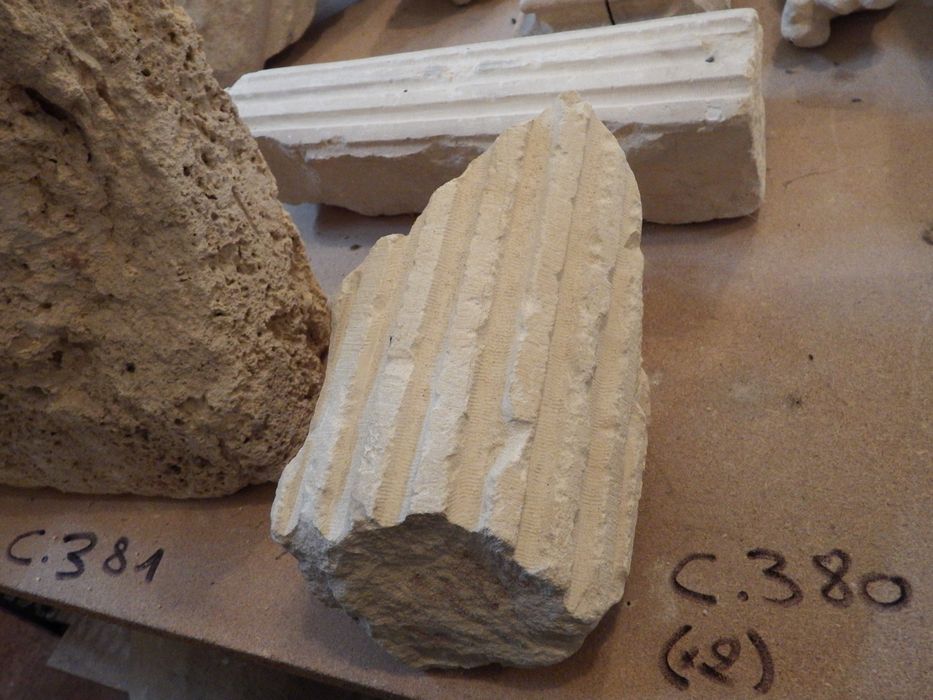 fragments de colonnettes cannelées (n°380) - © Ministère de la Culture (France), Conservation des antiquités et des objets d’art de l'Yonne – Tous droits réservés 