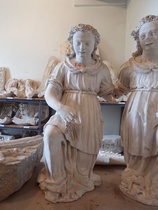 statue : Ange agenouillé (n°390) - © Ministère de la Culture (France), Conservation des antiquités et des objets d’art de l'Yonne – Tous droits réservés 