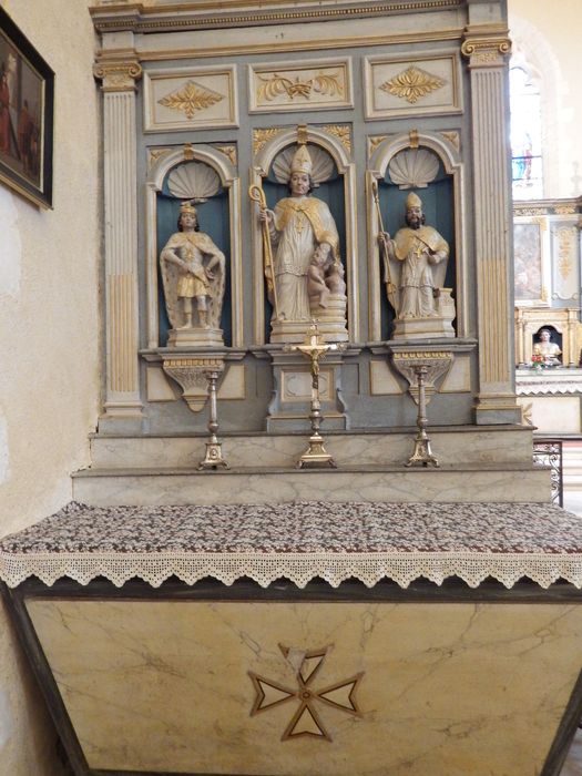 2 autels et retables latéraux, 6 statues : saint Louis, saint Nicolas, saint Éloi, sainte Marguerite, sainte Brigitte, sainte Barbe