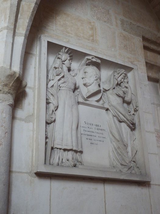 monument commémoratif de Dom Charles-Marie Laporte, recteur du collège d'Auxerre