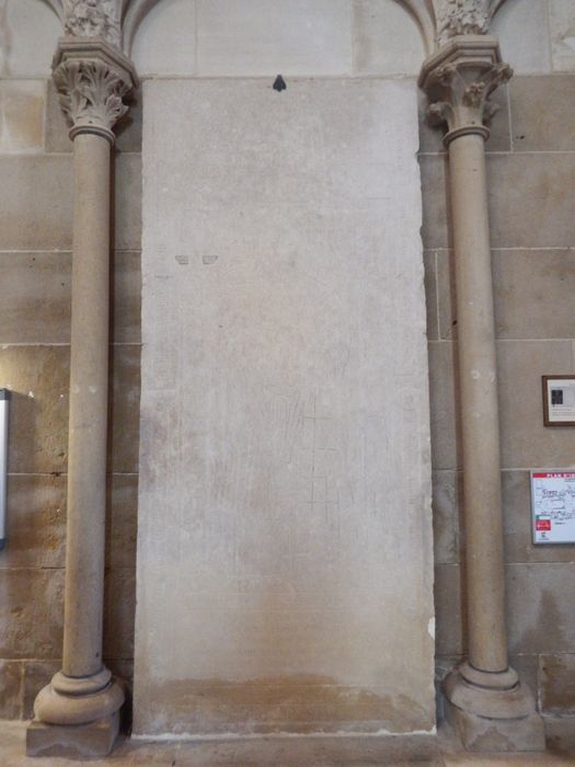 dalle funéraire de Pierre de Piles, chanoine d'Auxerre
