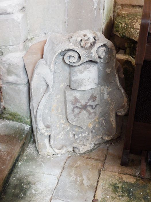 fragment sculpté : cartouche ornée de deux clefs funéraires