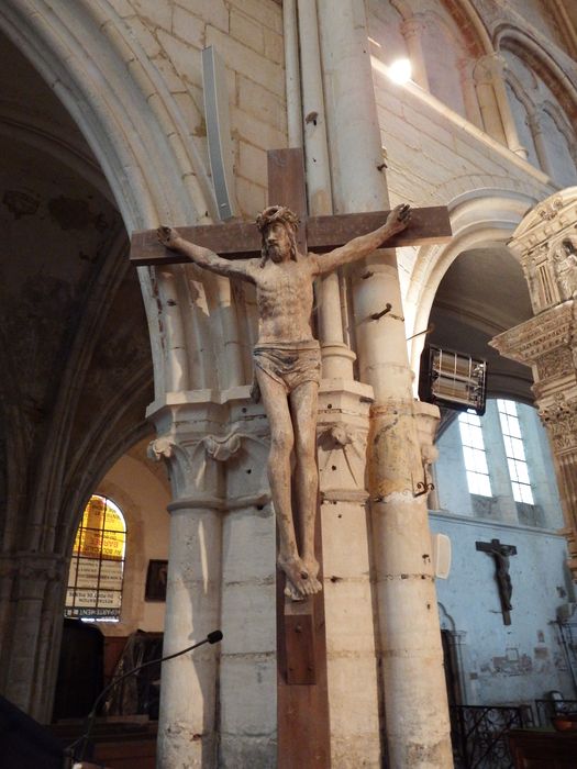 statue : Christ en croix