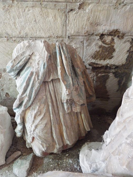 fragment n°2 : fragment d'une statue entre la taille et le genou