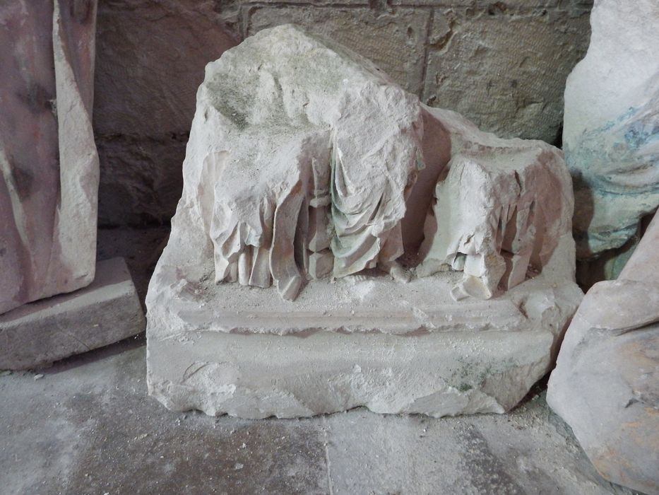 fragment n°3 : fragment d'une statue entre la taille et le genou