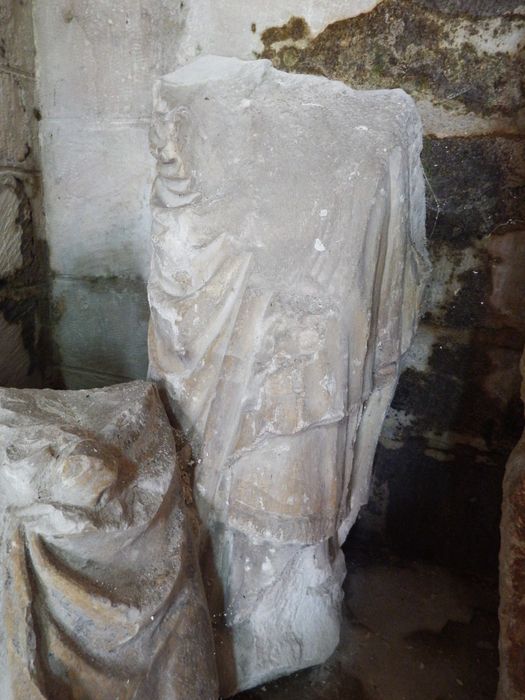 fragment n°4 : partie inférieure d'une statue de saint Evêque