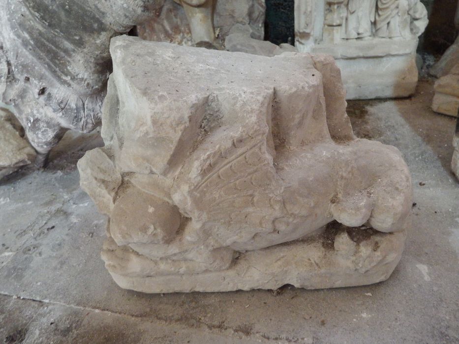 fragment n°7 : base d'un statue : dragon ailé