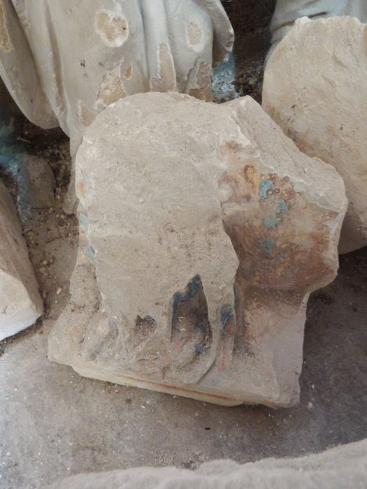 fragment n°18 : fragment de bas-relief : un personnage
