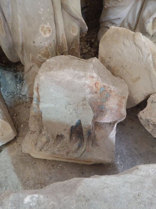 fragment n°18 : fragment de bas-relief : un personnage