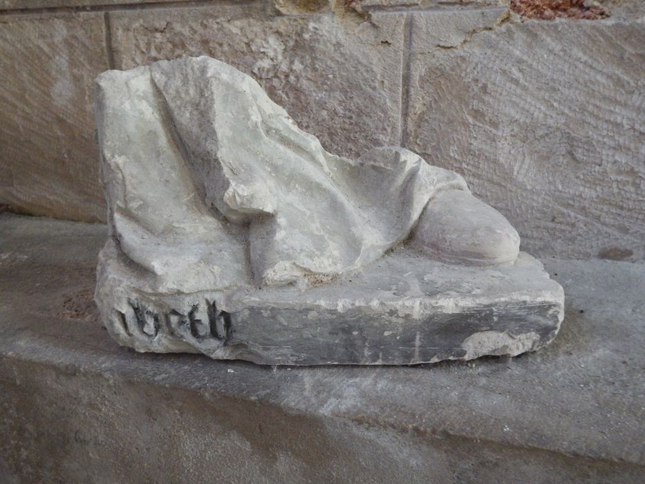 fragment n°19 : base d'une statue : la Visitation (?)