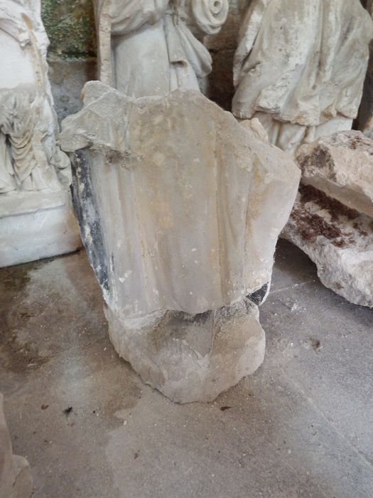 Fragment n°27 : base d'une statue de saint Laurent