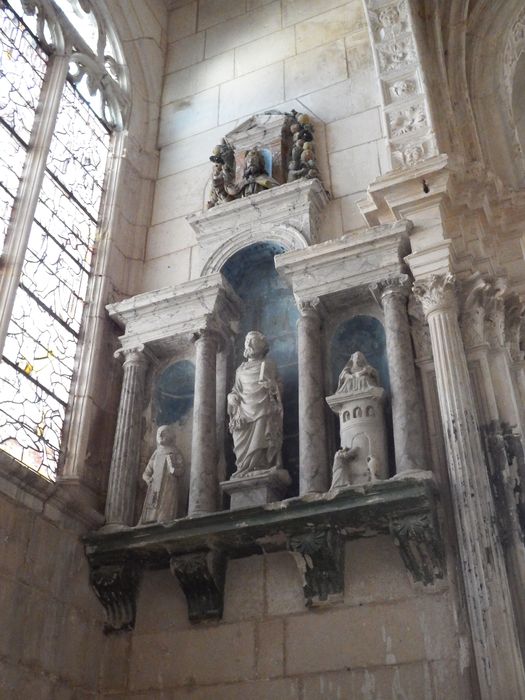 retable, statues : Saint Pierre, Sainte assise au sommet d'une tour, Saint religieux