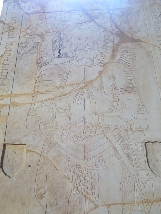 dalle funéraire de Louis de Courtenay, seigneur de Boutin, vue partielle