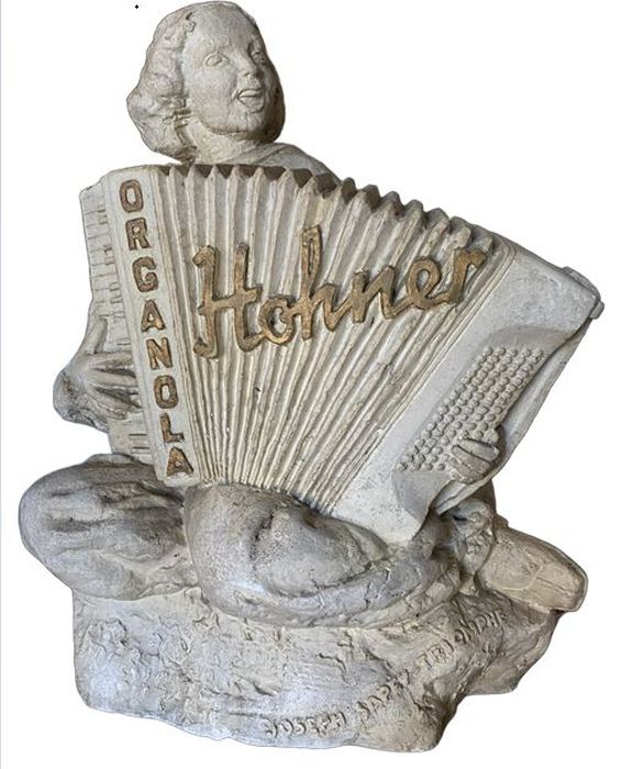sculpture : L'Accordéoniste - © Ministère de la Culture (France), Conservation des antiquités et des objets d’art de l’Essonne – Tous droits réservés