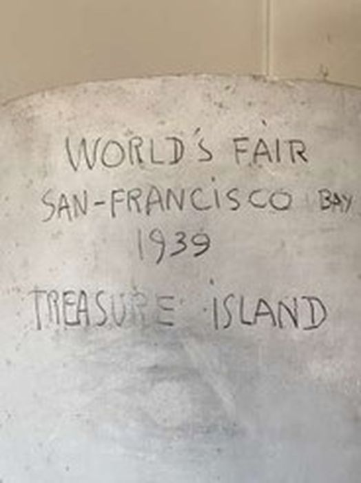 colonne pour la salle du livre à San Francisco, détail de l’inscription - © Ministère de la Culture (France), Conservation des antiquités et des objets d’art de l’Essonne – Tous droits réservés 