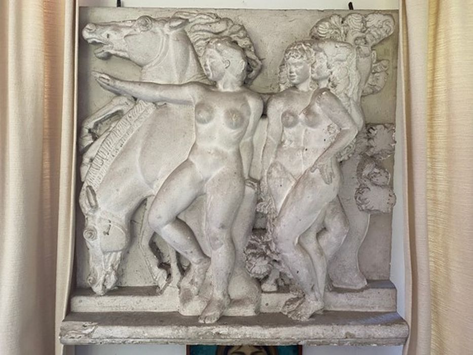 bas-relief : Femmes et chevaux - © Ministère de la Culture (France), Conservation des antiquités et des objets d’art de l’Essonne – Tous droits réservés