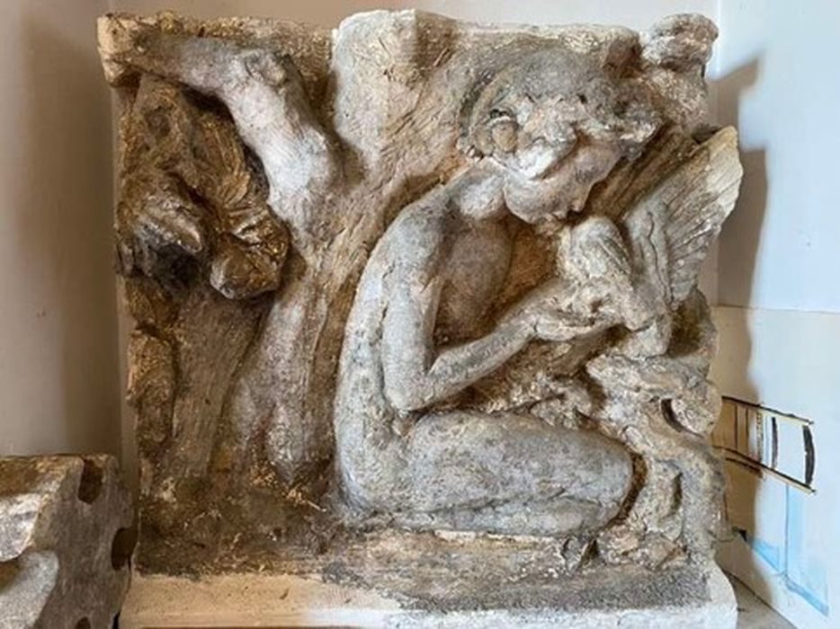bas-relief : L'Enfant et l'oiseau - © Ministère de la Culture (France), Conservation des antiquités et des objets d’art de l’Essonne – Tous droits réservés