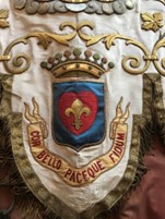 bannière de procession : Venite Adoremus, détail des armes et de la devise de la ville