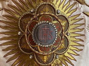 bannière de procession : Venite Adoremus, détail de la devise de la ville