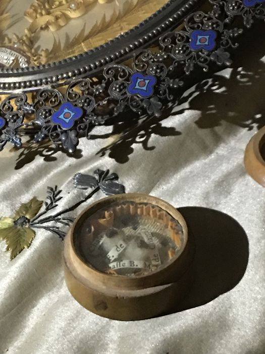 Boîte fermée par un couvercle : chair de S. Fr. de Sales, Chasse B.H. de Chantal