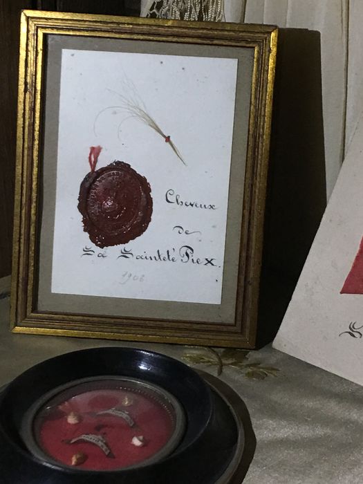 Cadre sous-verre : Cheveux de sa sainteté Pie X, 1906