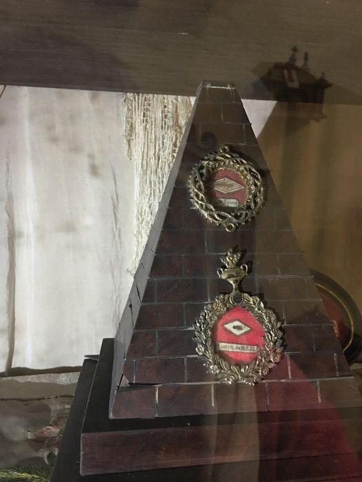 Pyramide : Ste Epine et tunique de N.S.J.C.