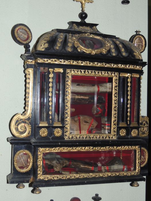 Châsse : Sts Clément, Victor, Boniface, Joconde, Salvator, Candide, Théodore, Juste, Félicien, Pie, Hilaire, Ste Claire, Modeste / St Fortunae