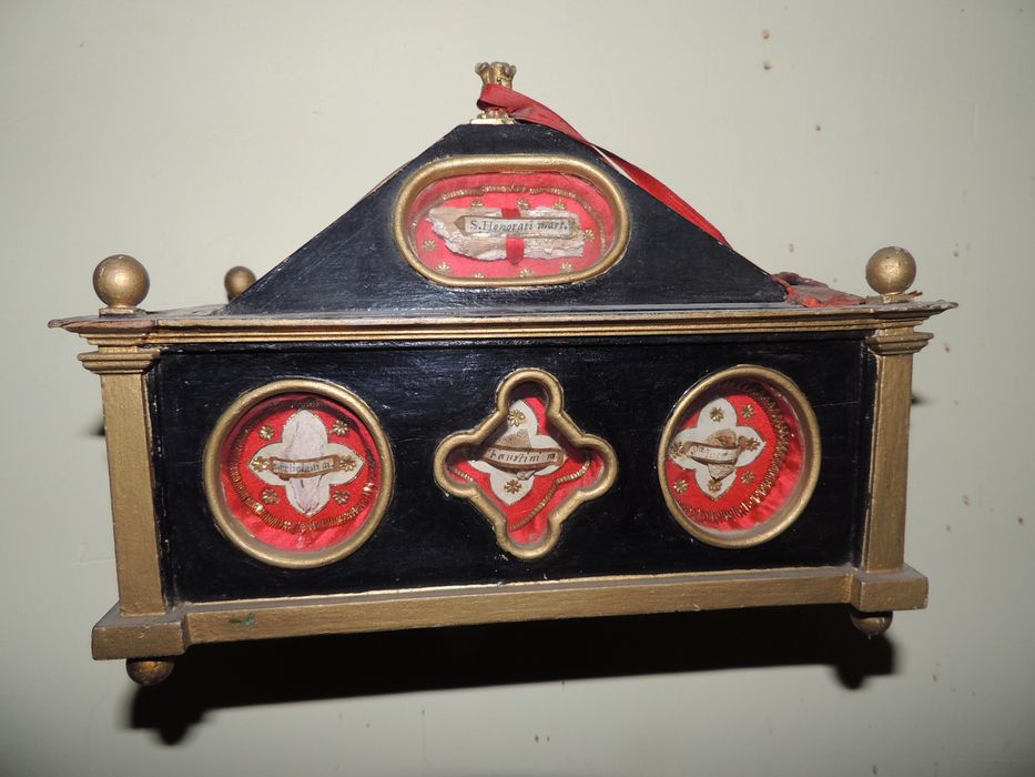 Châsse : Sti Feliciani, m., sti Faustini, sti Jucundae, sti Natalis, sti Urbain, sti Alepantii, sti Maxime / S Honorati, m.