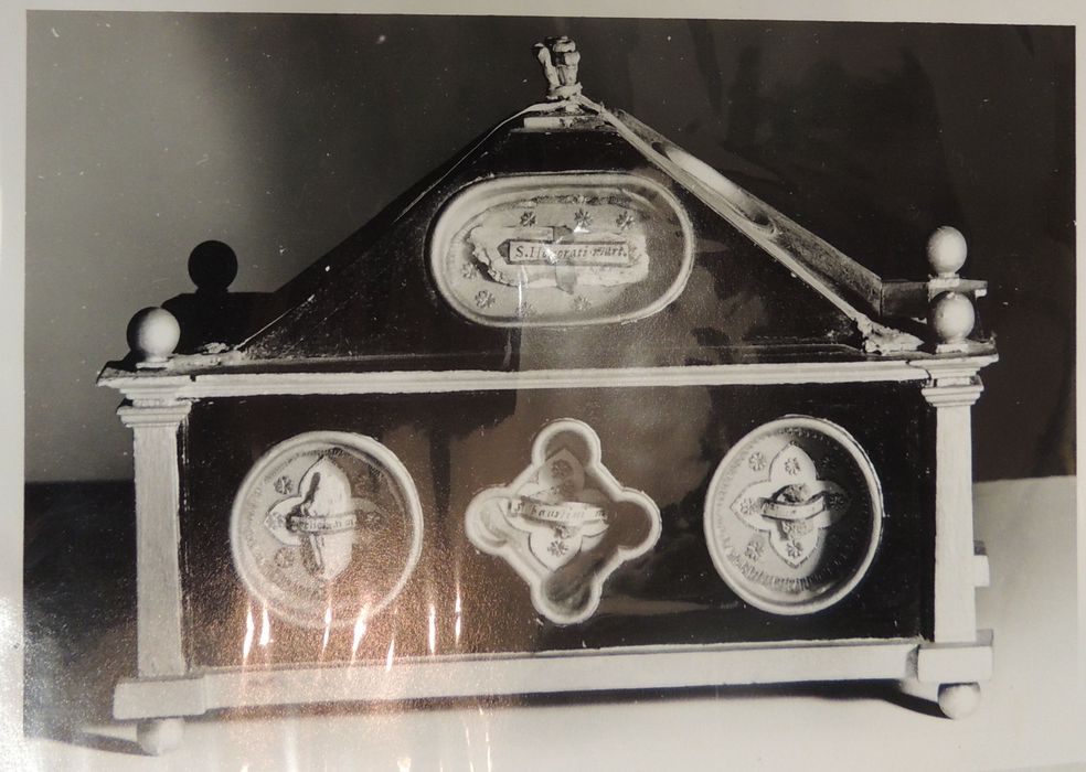 châsse : Sti Feliciani, m., sti Faustini, sti Jucundae, sti Natalis, sti Urbain, sti Alepantii, sti Maxime / S Honorati, m.