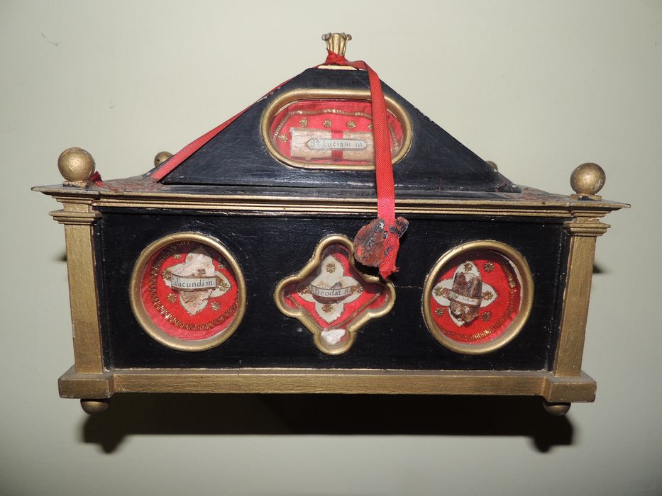 Châsse : Sti Luciani, m. sti Deodat, sti Just, sti Jucundi, m, sti Behignem, sti Flamidianus, sti Luciani, sti Fausti, m., sti Candie