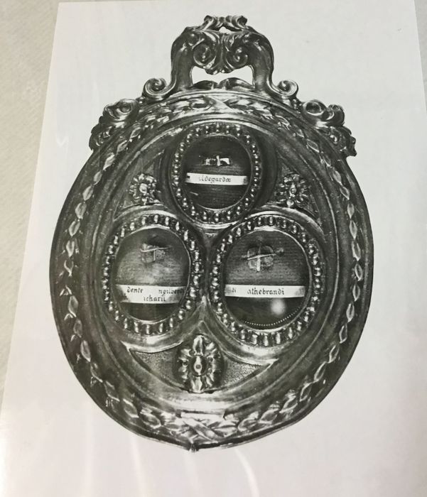 cadre médaillon : Sts Hildegarde, Angilbert / St Hathebrandi