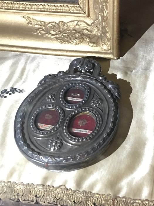 cadre médaillon : Sts Hildegarde, Angilbert / St Hathebrandi