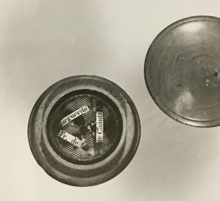 boîte fermée par un couvercle vissé : Ste Marguerite, St Fr. de Sales, Ste Chantal