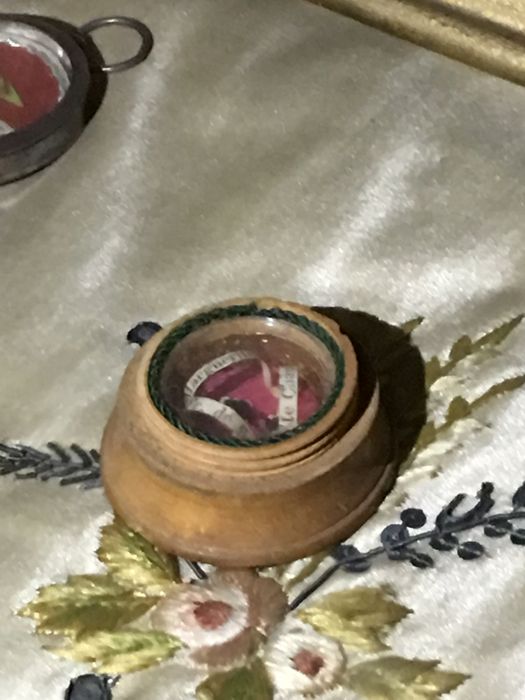 Boîte fermée par un couvercle vissé : Ste Marguerite, St Fr. de Sales, Ste Chantal