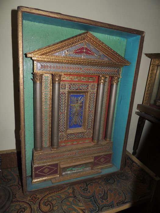 Grand cadre  intérieur temple : St Victor, relique principale (en bas)