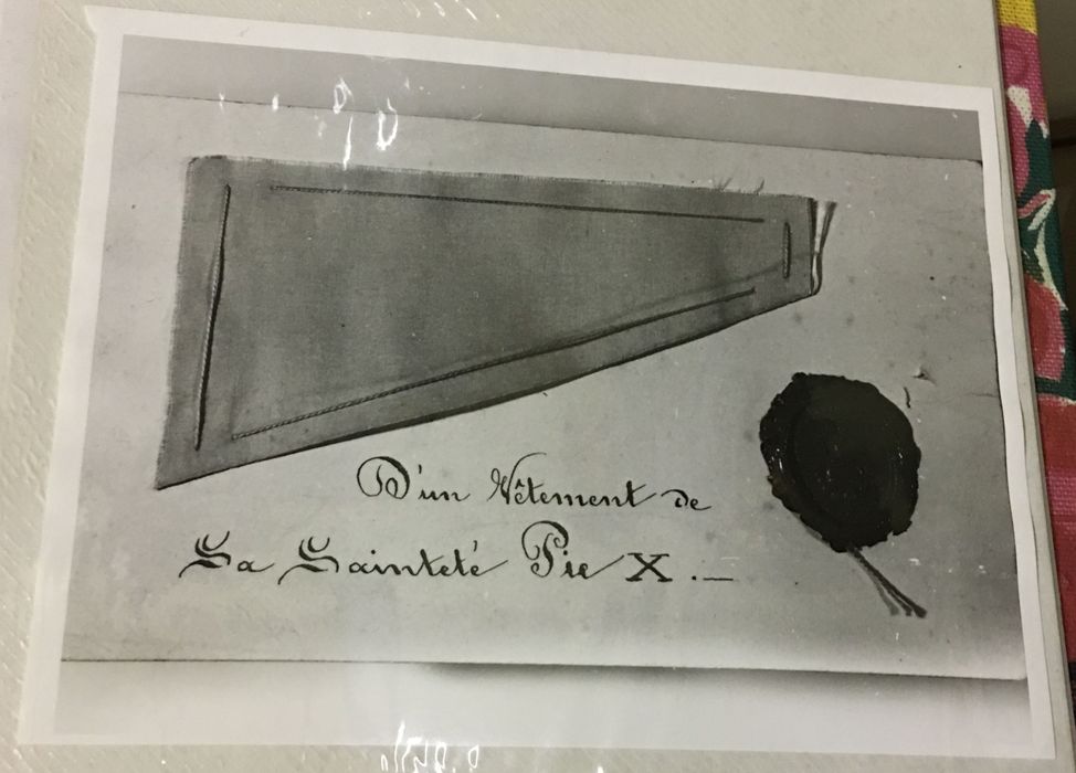 sous-verre : Reliques d'un vêtement de sa sainteté Pie X