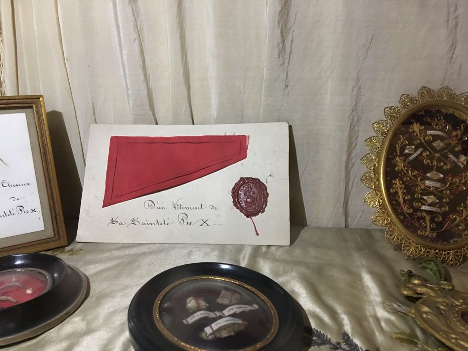 Sous-verre : Reliques d'un vêtement de sa sainteté Pie X