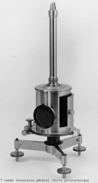 boussole des variations en déclinaison, instrument de mesure de la déclinaison magnétique dit observatoire magnétique avec accessoires - © Ministère de la Culture (France), Conservation des antiquités et des objets d’art de l'Essonne – Tous droits réservés