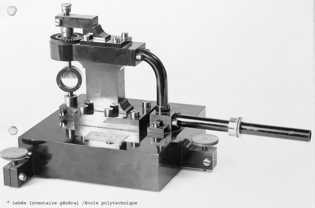 instrument de mesure de la célérité de la lumière : appareil dit de Foucault - © Ministère de la Culture (France), Conservation des antiquités et des objets d’art de l'Essonne – Tous droits réservés
