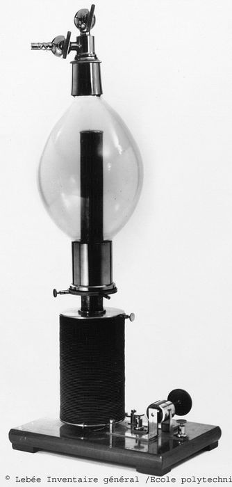 oeuf de De La Rive, instrument de démonstration en électrodynamique - © Ministère de la Culture (France), Conservation des antiquités et des objets d’art de l'Essonne, tous droits réservés