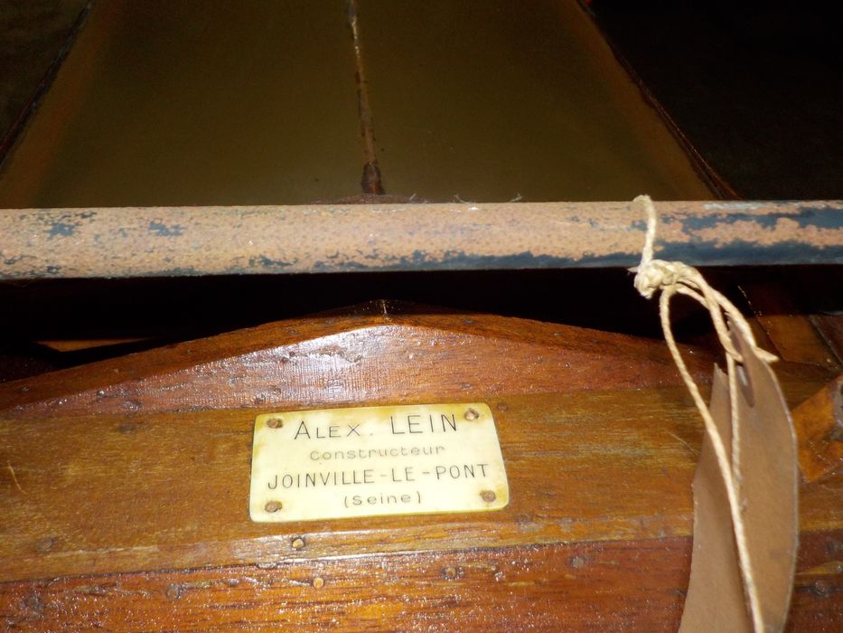 skiff, détail de la plaque du constructeur