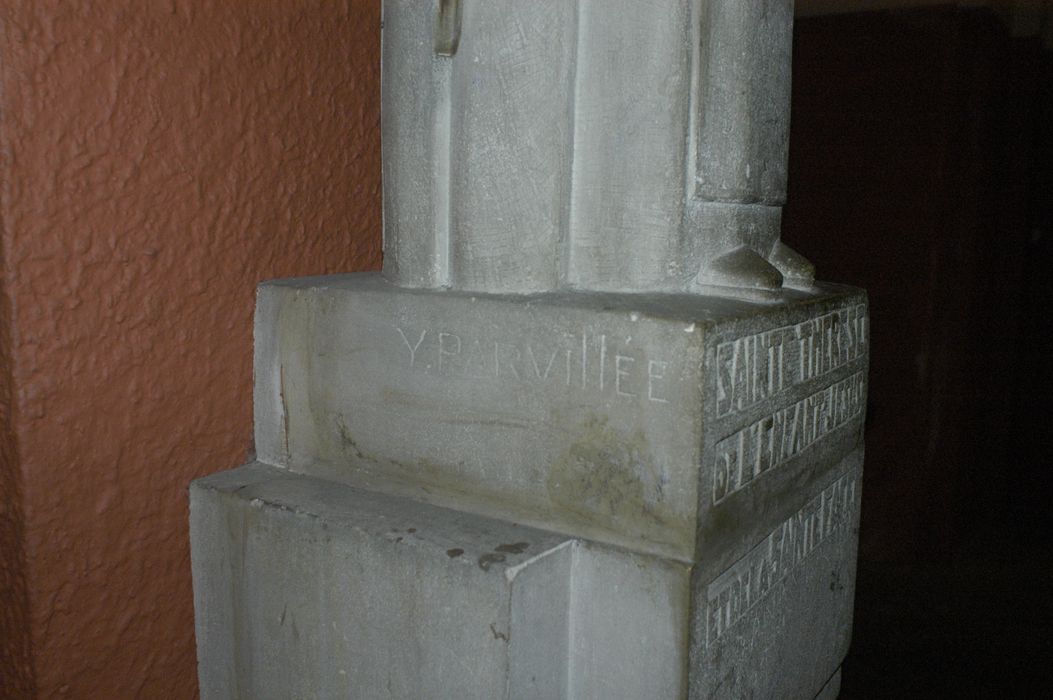 statue : Sainte Thérèse de l'Enfant Jésus, détail de la signature - © Ministère de la Culture (France), Conservation des antiquités et des objets d’art de Seine-Saint-Denis  – Tous droits réservés 