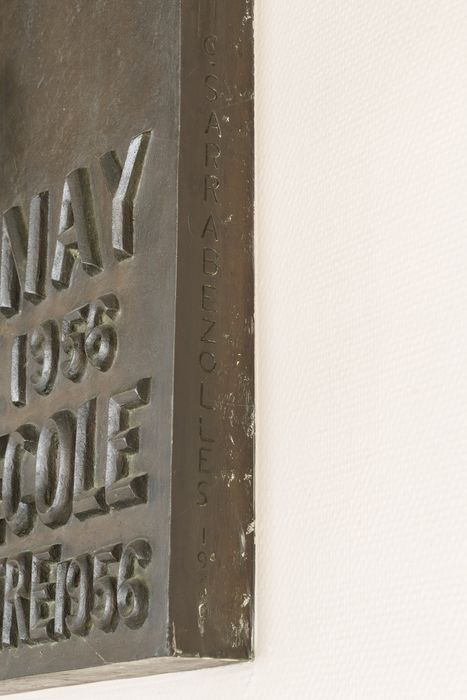 plaque et relief : Portrait de Georges Martin, détail de la signature - © Ministère de la Culture (France), Conservation des antiquités et des objets d’art de Seine-Saint-Denis  – Tous droits réservés 