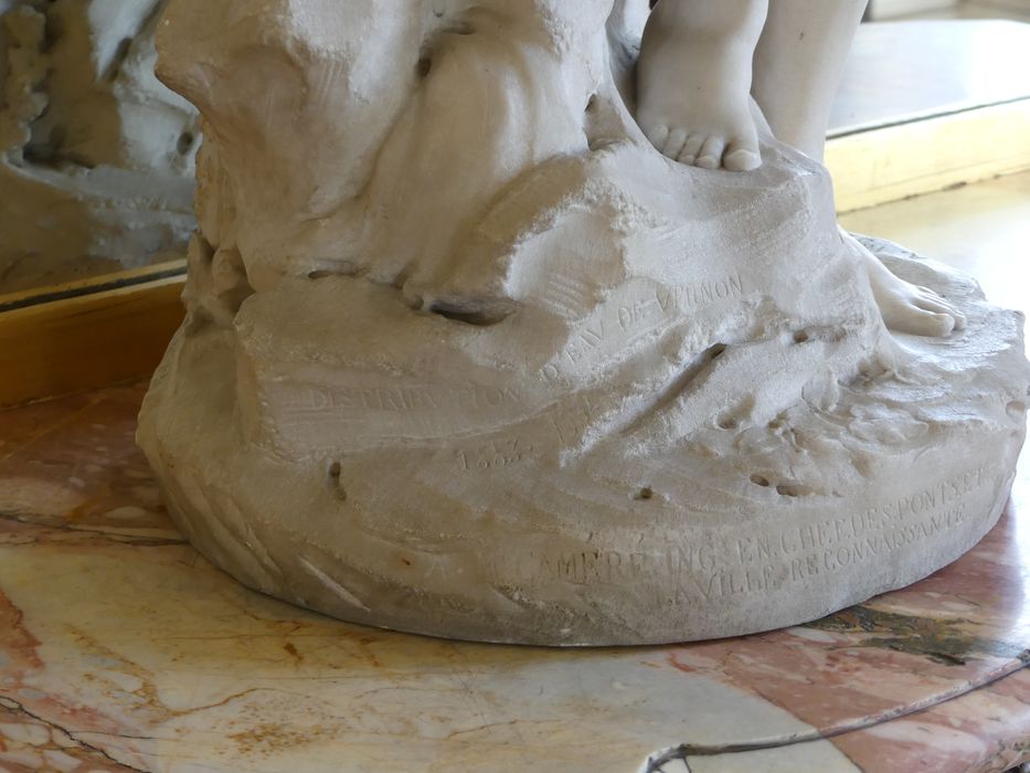 statuette : nymphe, détail