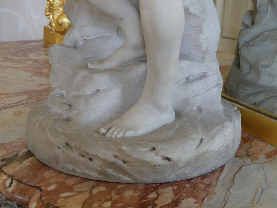 statuette : nymphe, détail