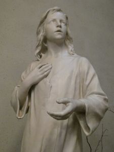 statue : Jésus devant les docteurs, vue partielle