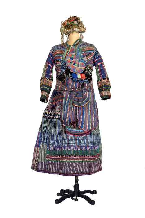 "robe dite ""de la reine"" et sa coiffe"