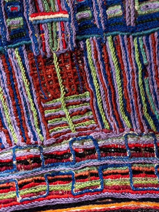 "robe dite ""de la reine"", détail du tissage et des broderies"