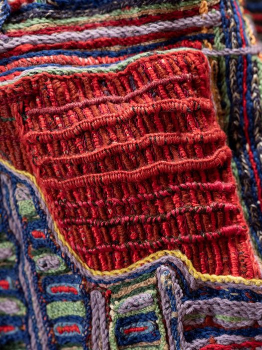 "robe dite ""de la reine"", détail du tissage et des broderies"